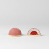 Ruby - Ein N'Eistörtchen mit Mohn-Marzipan-Eis, Himbeerkern und rosa Kuvertüre aus der Ruby-Kakaobohne